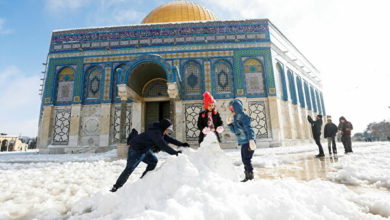 Photo of Фото заснеженный Иерусалим дети лепят снеговиков, взрослые селфи
