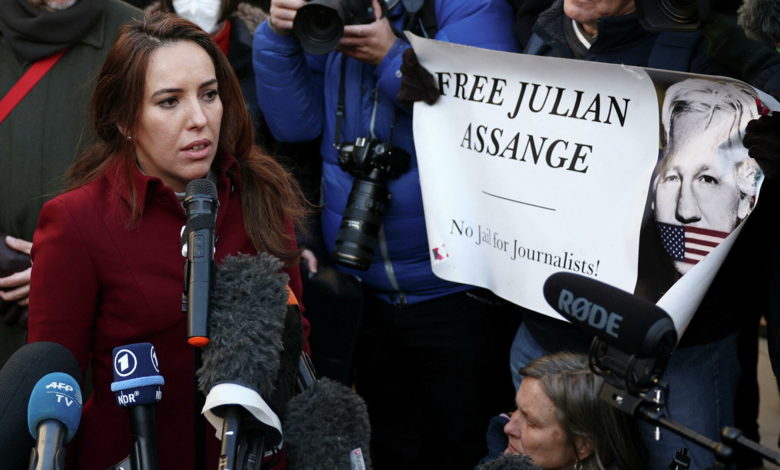 Photo of Assange a suferit un accident vascular cerebral în închisoarea din UK – logodnica